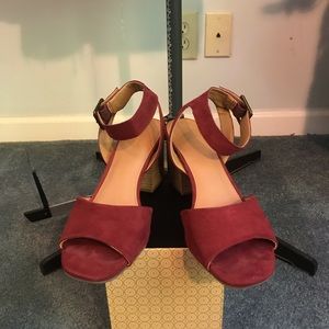 Universal thread burgundy sandals